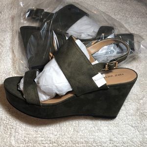 Nine West olive wedges